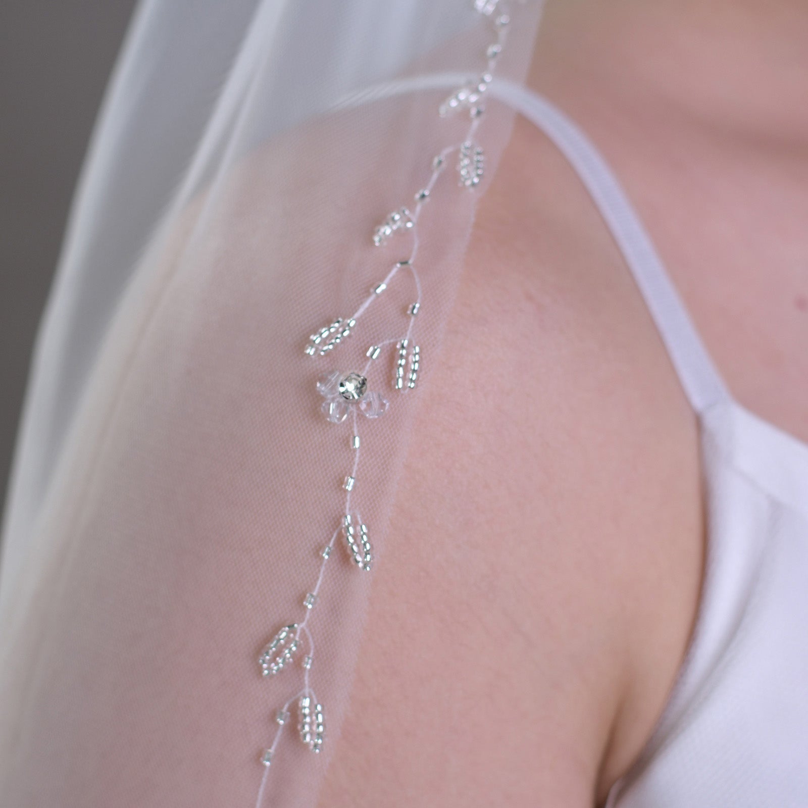 V127-IY1 white mesh veil