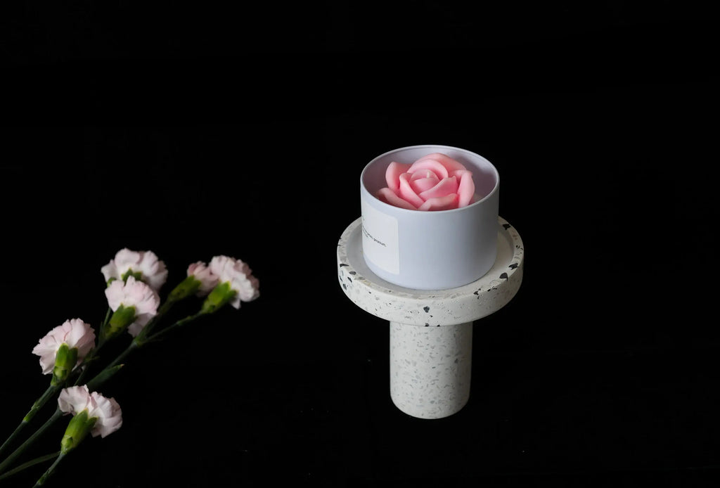 Scented candle with flower decoration